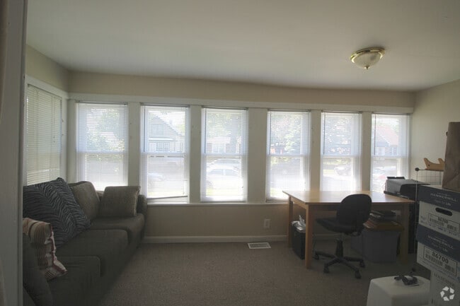 Building Photo - 313 14th Ave NE Unit First Floor Duplex Rental