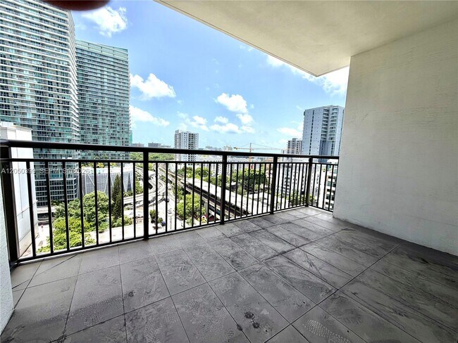 Building Photo - 999 SW 1st Ave Unit 1204