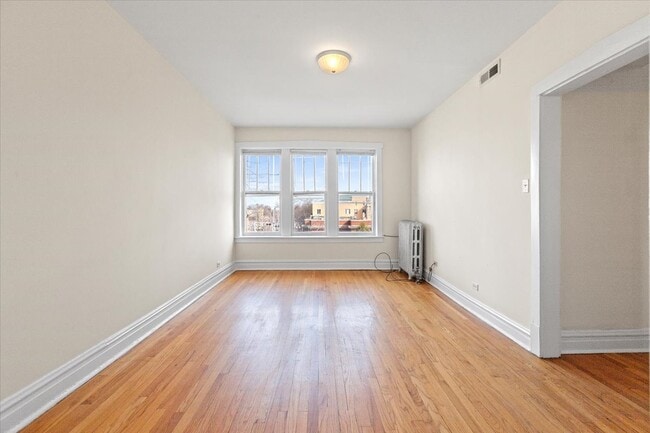 Photo - 2557 W Eastwood Ave Unidad 3