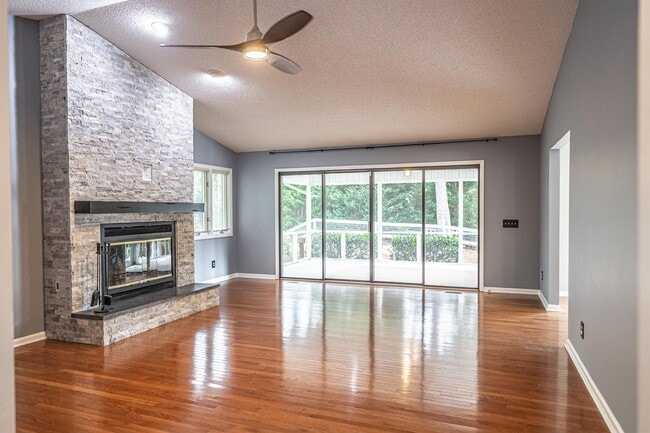 Photo - 4 Harness Pl