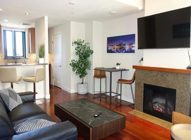 Photo - 700 W E St