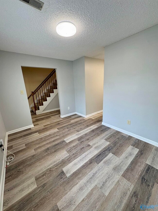 Photo - 317 Chateau Dr SW