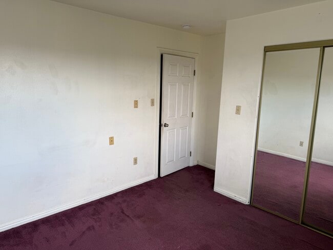 2425 1/2 Gates St Unidad Single Bedroom for Rent