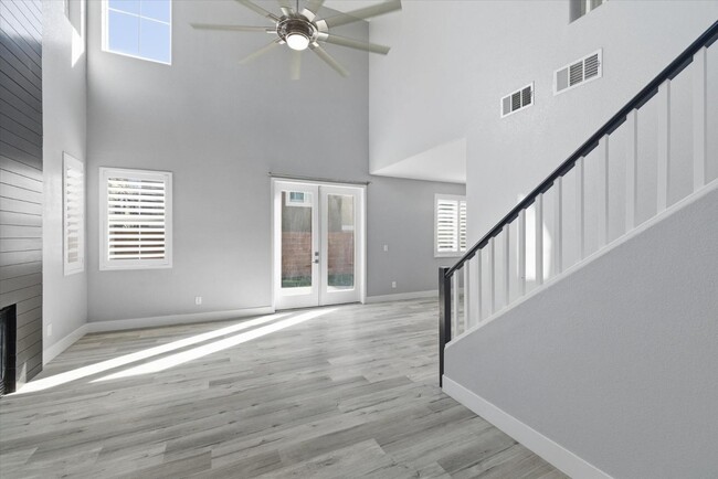 Photo - 972 Prestwick St