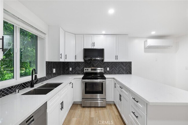 Photo - 17000 Burbank Blvd Unidad 301