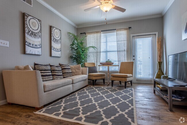 2 BR, 2 BA - 1031 SF