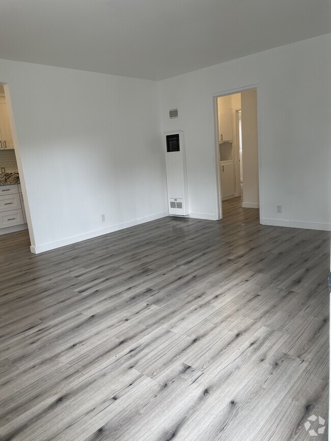 Building Photo - 12329 Oxnard St Unit 1 Rental