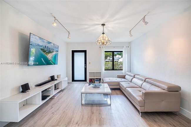 Building Photo - 2520 SW 20th St Rental