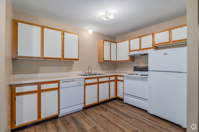 2BR, 2BA - 925SF - Kitchen