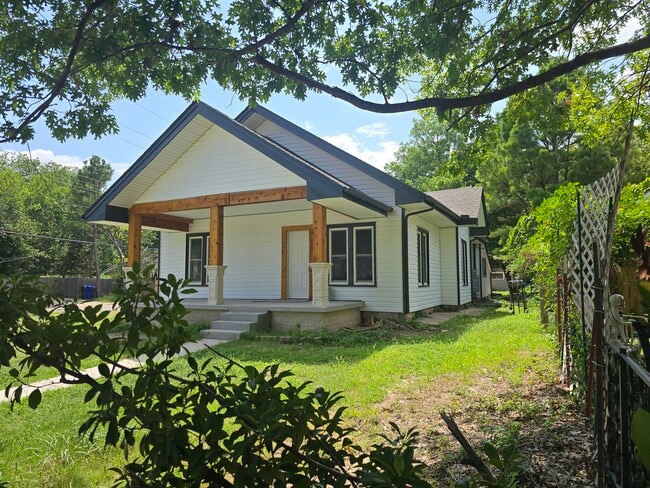 Front entry of home - 320 Chautauqua Ave House
