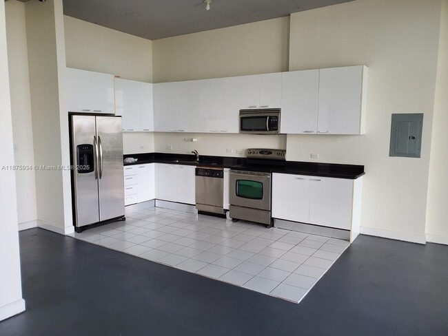 Building Photo - 2100 Van Buren St Unit 411 Rental