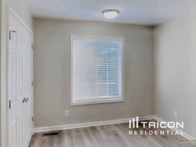 Photo - 989 Chesire Way