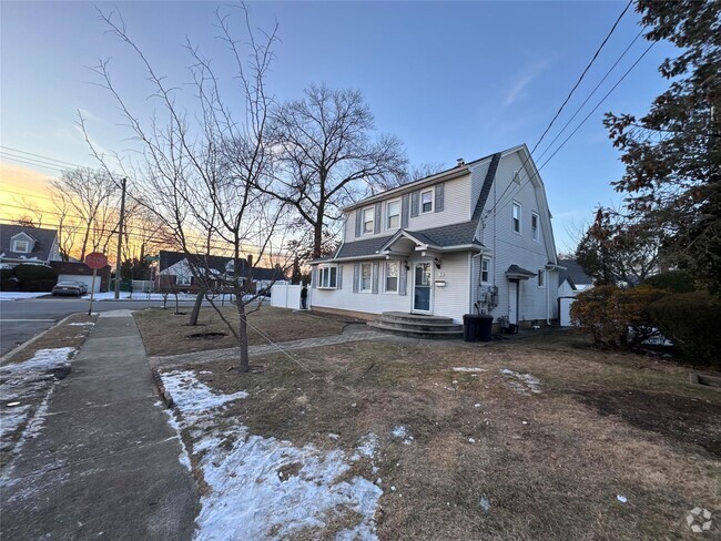 Building Photo - 3 Locust St Rental