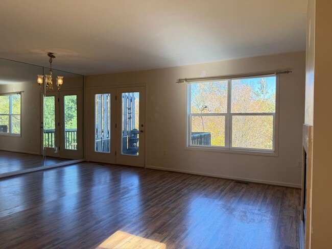 Photo - Beautiful 3 Bedroom 1.5 Bathroom Townhome ...