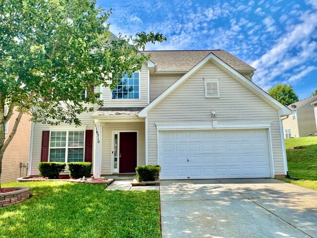 Building Photo - SPACIOUS 3 BEDROOMS!