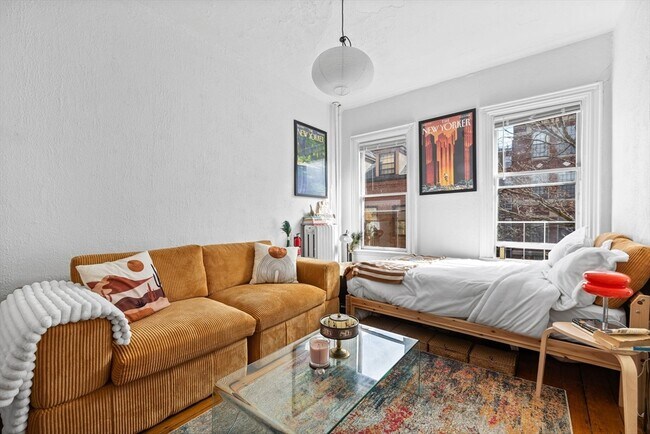 Building Photo - 19 S Russell St Unit 7