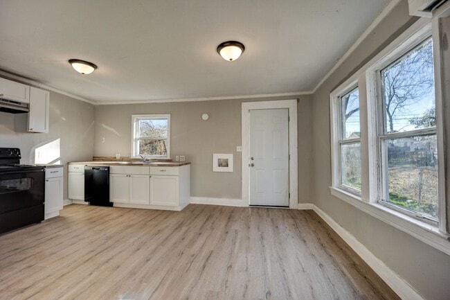 Building Photo - Freshly Updated 2 Bedroom House