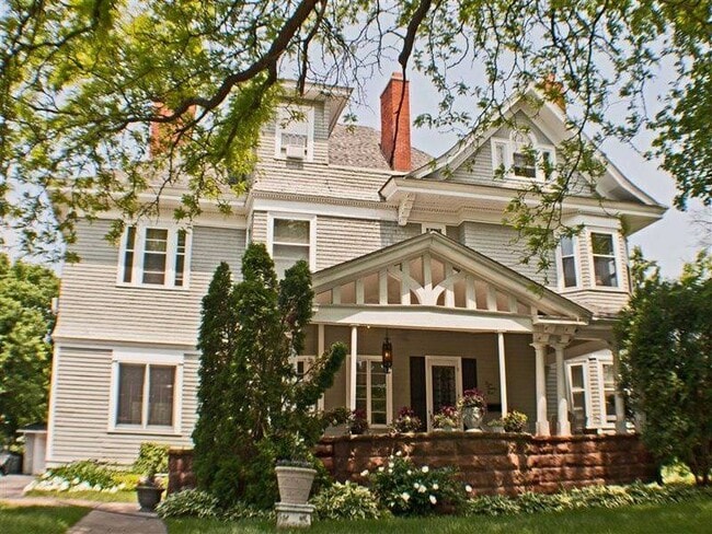 Photo - Summit Apartments