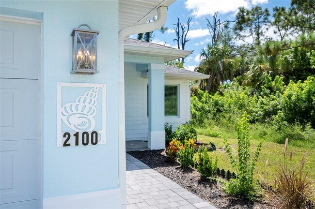 Photo - 2100 Como St