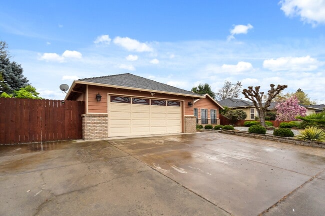 Building Photo - 2360 Temple Dr