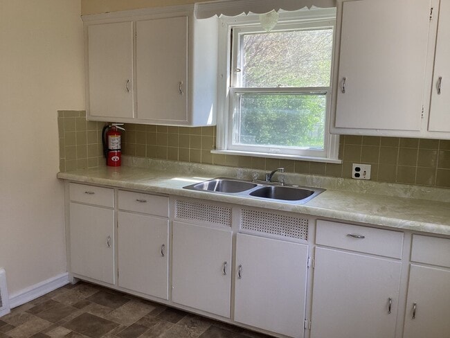 Building Photo - 2 Bedroom Single Family Home With Detached Garage