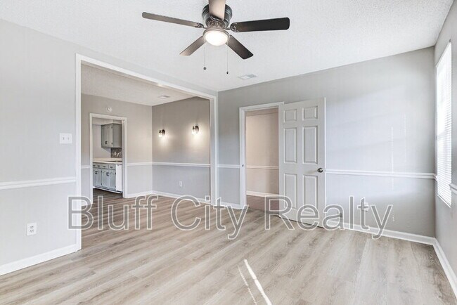 Photo - 819 Watson St