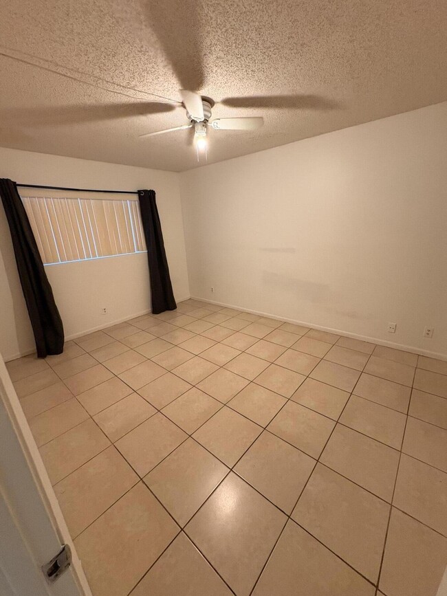 Building Photo - 2925 SW 22nd Ave Unit 202 Rental