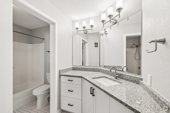 1BR, 1BA - 936SF - Bathroom