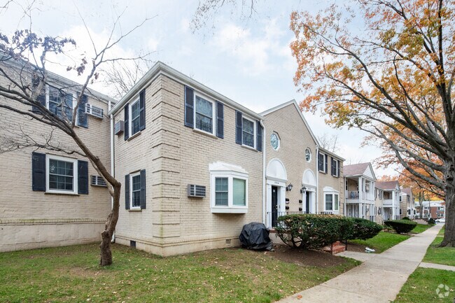 The Estates at Bayside - Bayhill Gardens Apartments