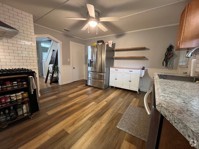 Building Photo - 67 Ferry St Unit LARGE DUPLEX -3 BEDROOMS! Rental