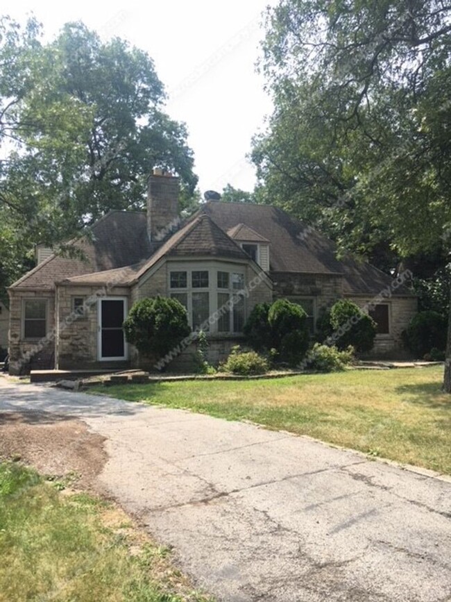 4 bedroom with tons of space, minutes from... - 4 bedroom with tons of space, minutes from... House