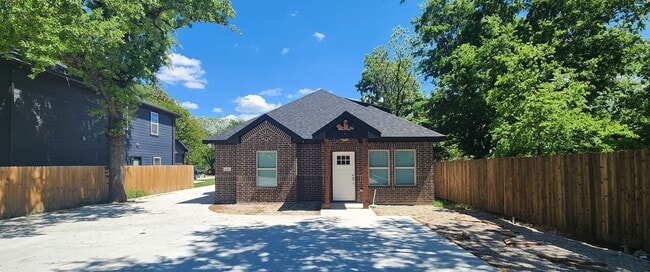 Building Photo - 313 Clarence St