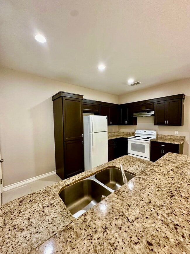 1022 Escondido Ln E