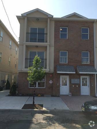 Building Photo - 111 Wales Avenue Unit Apt 1