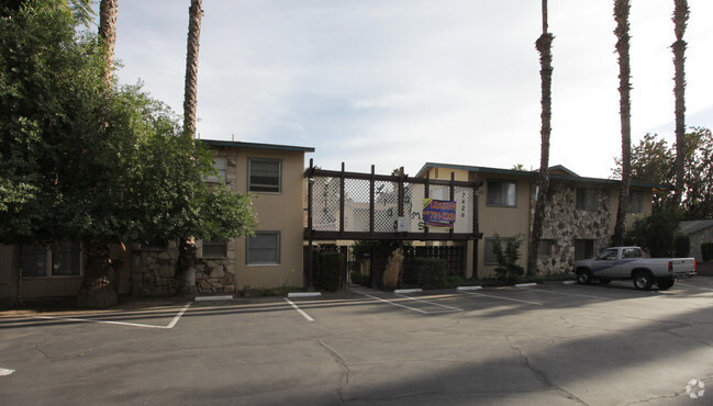 Lido Palms - Lido Palms Apartments