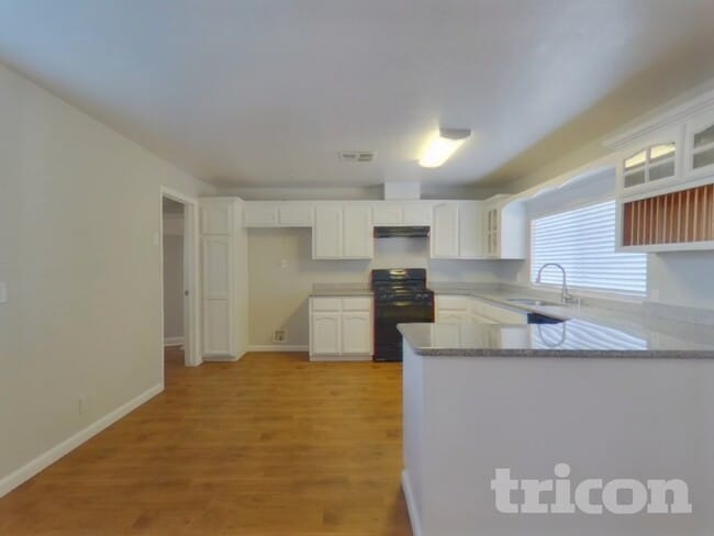 Photo - 304 Robert St