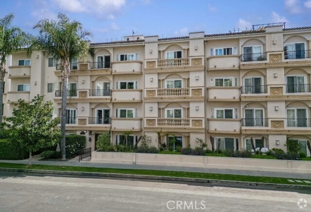 Building Photo - 118 S Clark Dr Unit 205 Rental