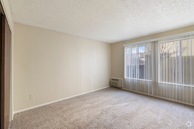 1BR, 1BA - 640 SF