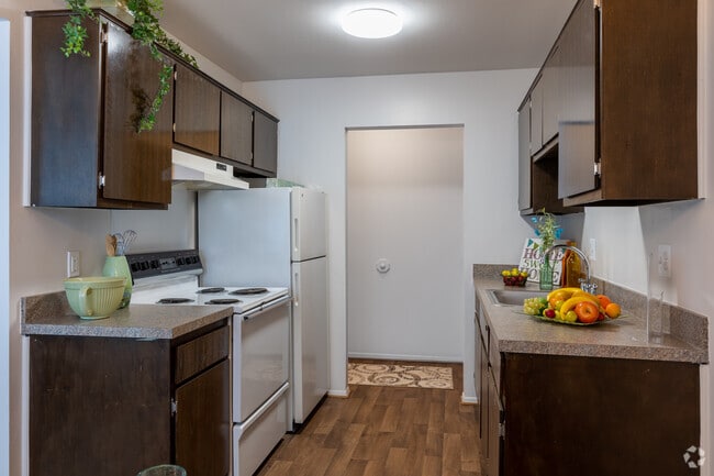 1BR, 1BA - 670SF - Kitchen