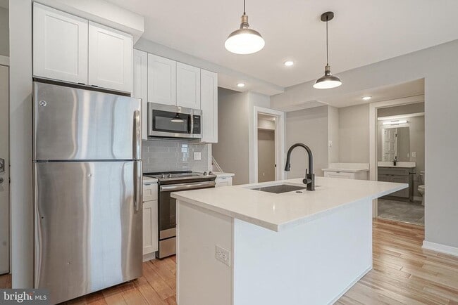 Building Photo - 1710 Cambridge St Unit 8