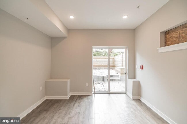 Building Photo - 2410 Clifford St Unit 1