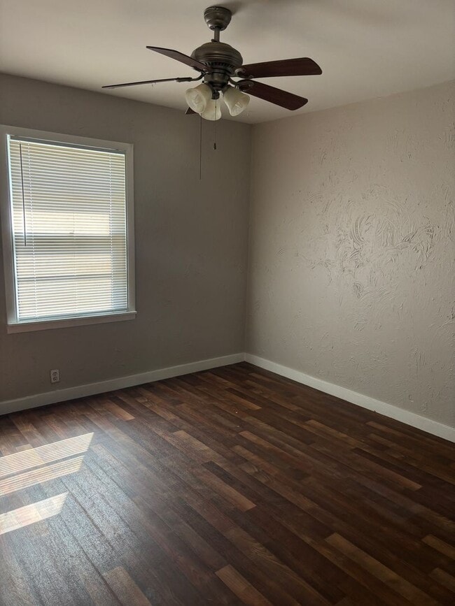 Photo - 3/1.5 in Quiet Neighborhood Near Fairview ...