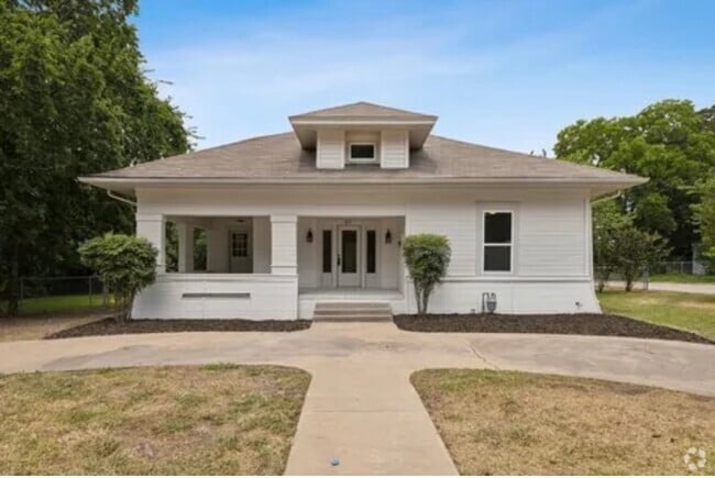 Building Photo - 611 N Main St Rental