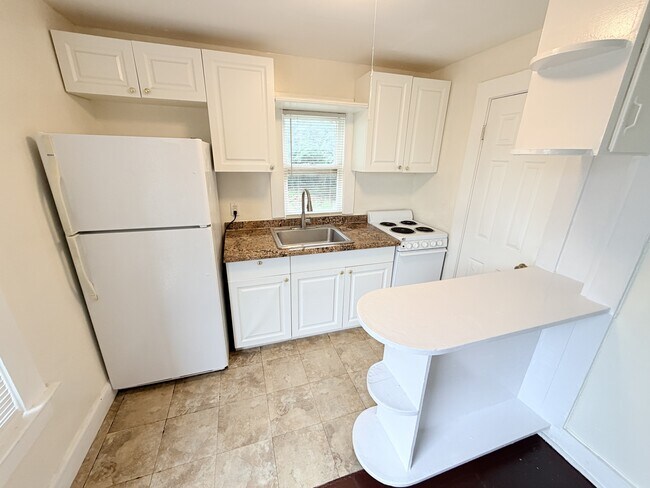 Building Photo - 4341 Pinewood Ave