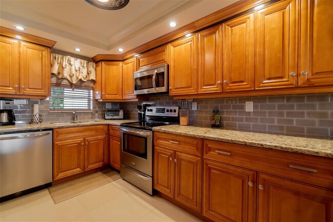 Building Photo - 820 S Hollybrook Dr Unit 209