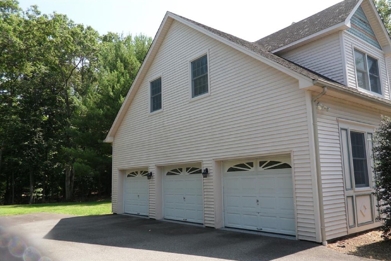 Photo - 765 Colonial Rd