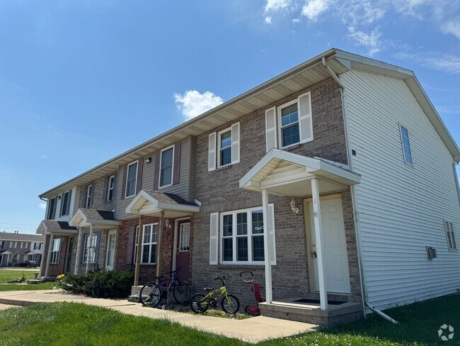 Building Photo - Spacious 3-Bedroom Townhome  – East Bloomi...