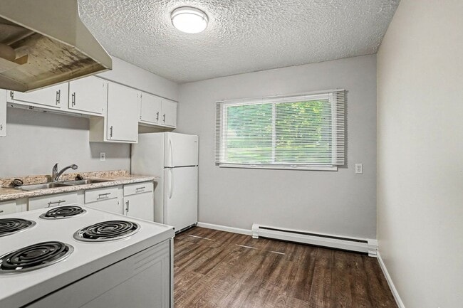 Building Photo - SUMMER MOVE IN SPECIAL- $300 off your move-in before July ***Ask about our Security Deposit Alter... Unit 1313 Huntington #2