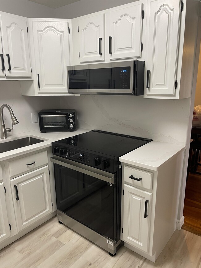 Building Photo - 4 Brook Rd Unit 8