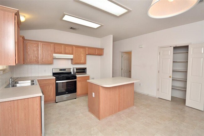 Photo - 718 Settlement St